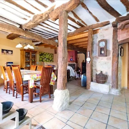Spacious House In With Fireplace & Mountain View Holiday home *